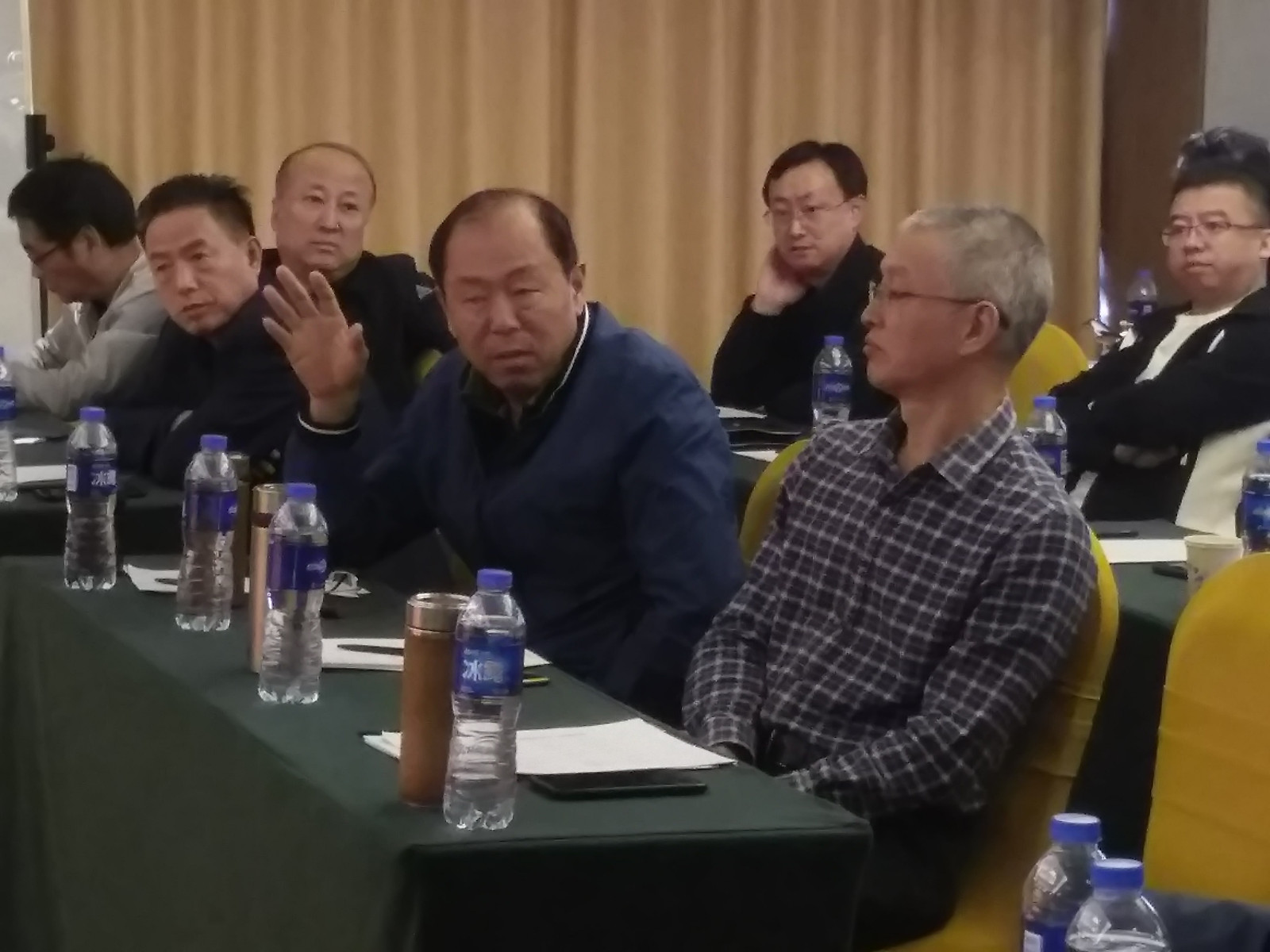 与会代表举手表决