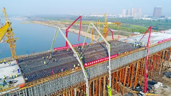 局承建的拉林铁路藏噶隧道贯通