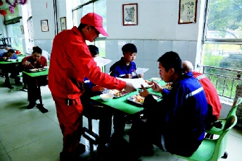 水钢维检中心发起文明餐桌宣传倡议活动