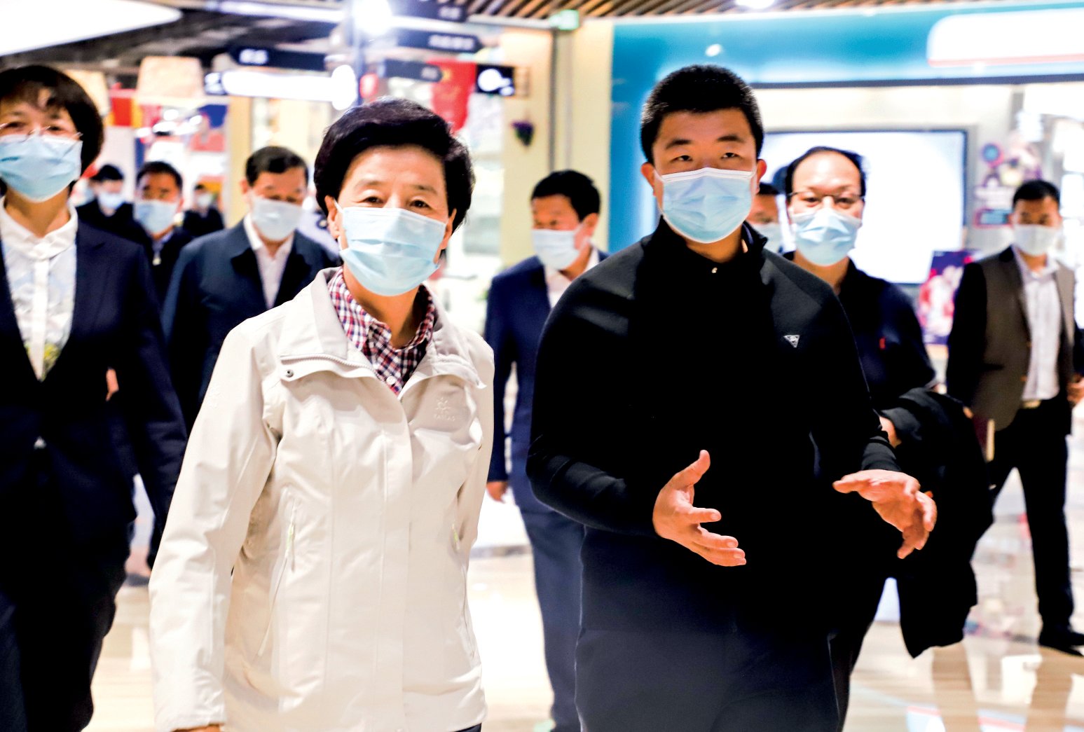 自治区主席咸辉视察建发大阅城