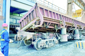矿业运输部自主研发电控翻矿装置