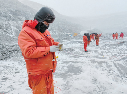 迎风斗雪 不畏严寒 保障生产