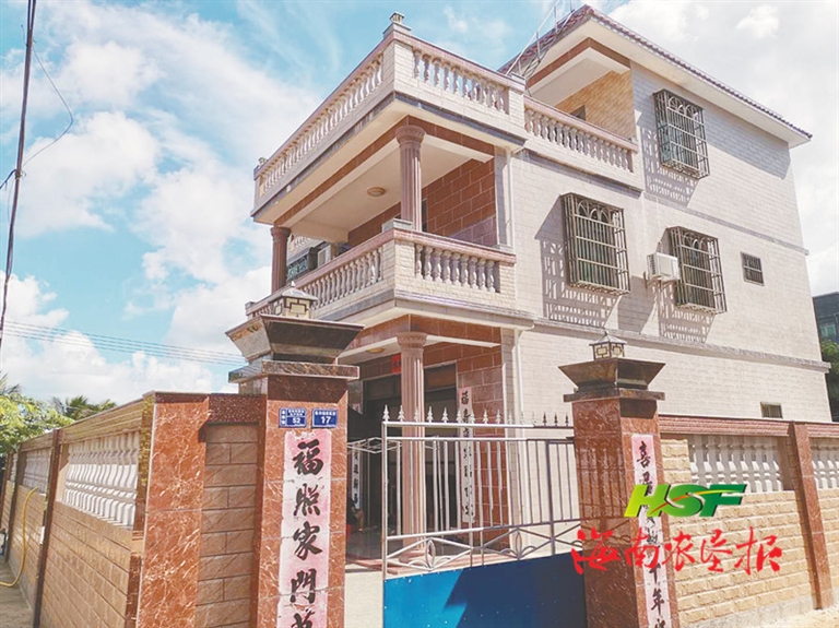养猪闯出致富路 购车建房奔小康
