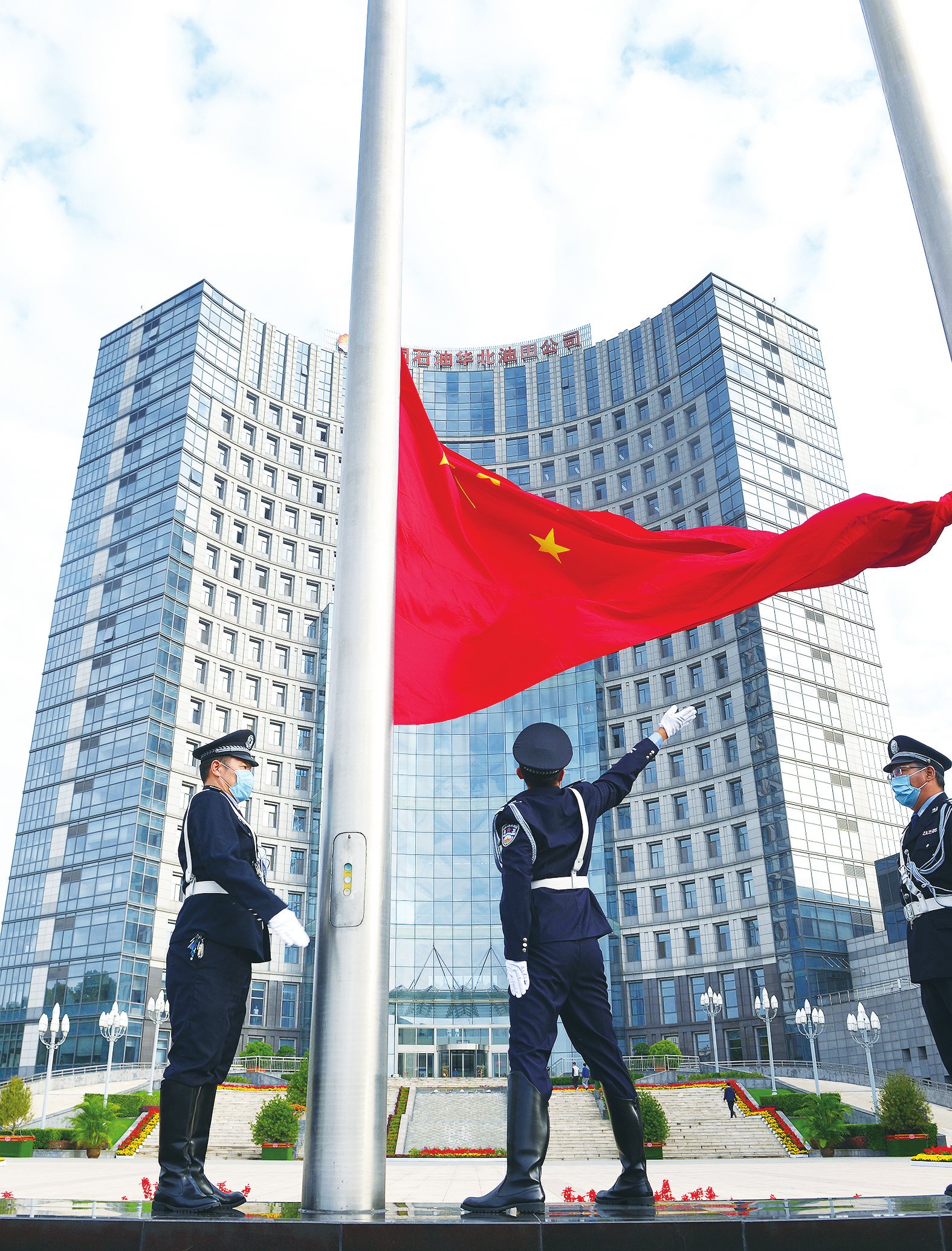 油田公司举行迎国庆升国旗仪式