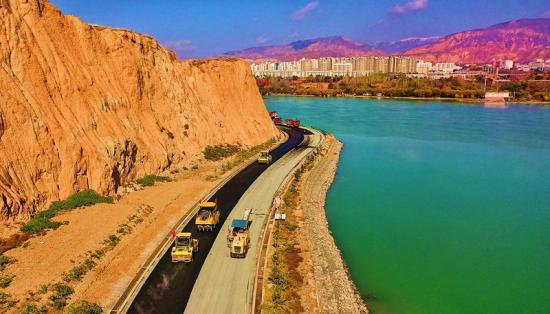 成都公司马康公路项目进入路面施工