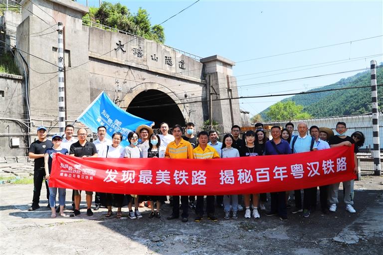 顶烈日 寻历史 走基层