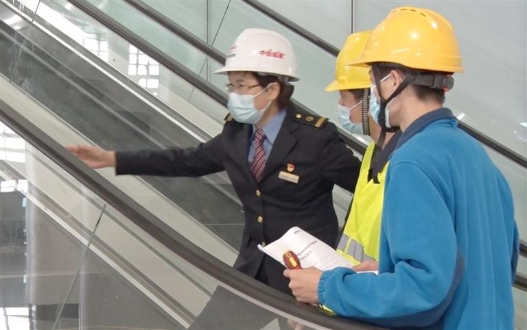 “看到站长熬出不少白发”