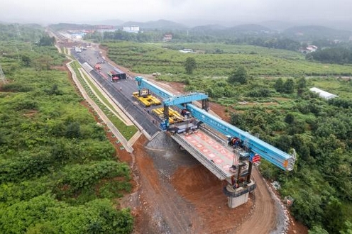 邵永高铁全线首孔箱梁架设