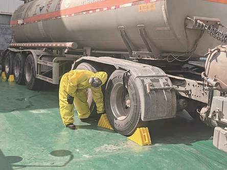 鞍钢联众冷轧厂薄板轧延退火酸洗作业区职工正在协助相关方进行卸酸作业。