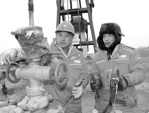 冒风雪夺油上产迎寒潮守护油井