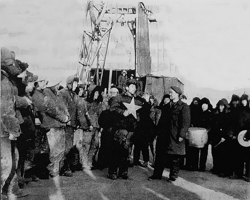 高度的革命精神与严格的科学态度相结合