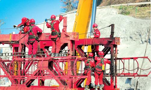 井场涌动拼搏劲