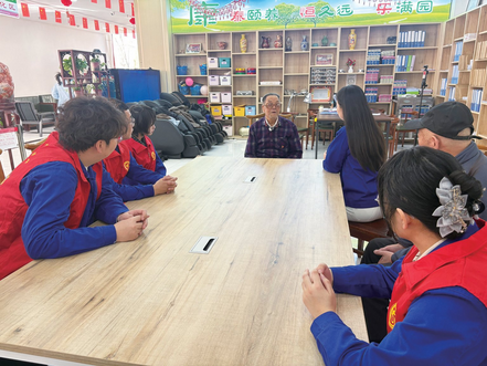 同心学雷锋 情暖敬老行